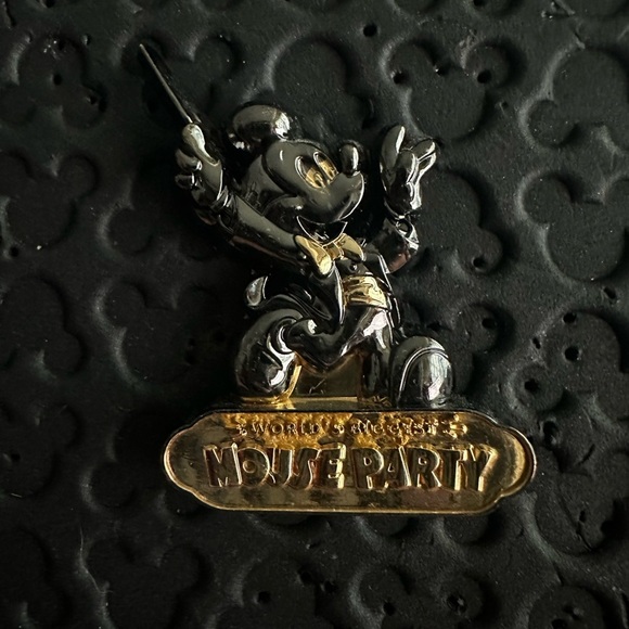 Mickey mouse conductor 90 years memories pin shanghai disneyland LE 500 HTF - Picture 1 of 3